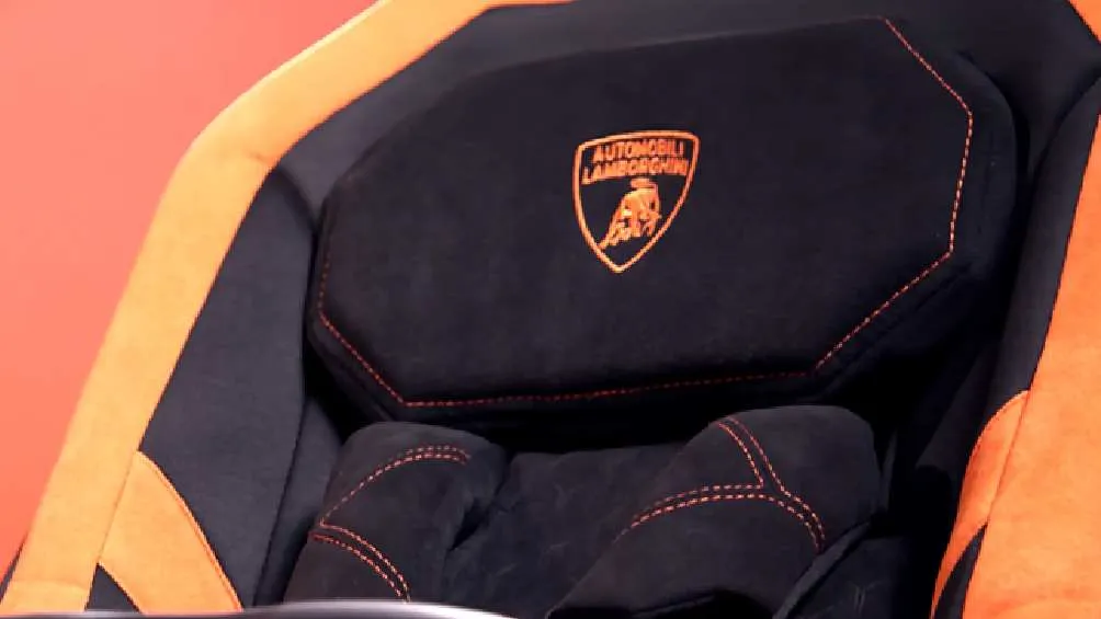 El carrito tiene detalles como si fuera un auto superdeportivo/X