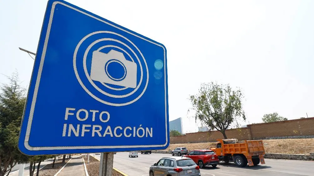 La multa en Puebla por usar el celular mientras manejas es de 1,800 pesos/X