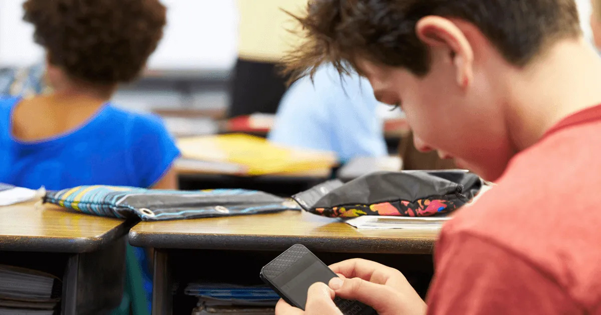 Menores de edad no podrán usar celulares dentro de las aulas / Educrea