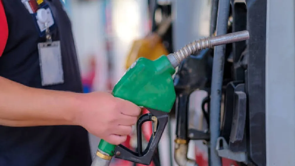 Una persona que despacha gasolina suele tener un salario base mensual que ronda entre 6 mil y 8 mil pesos/iStock