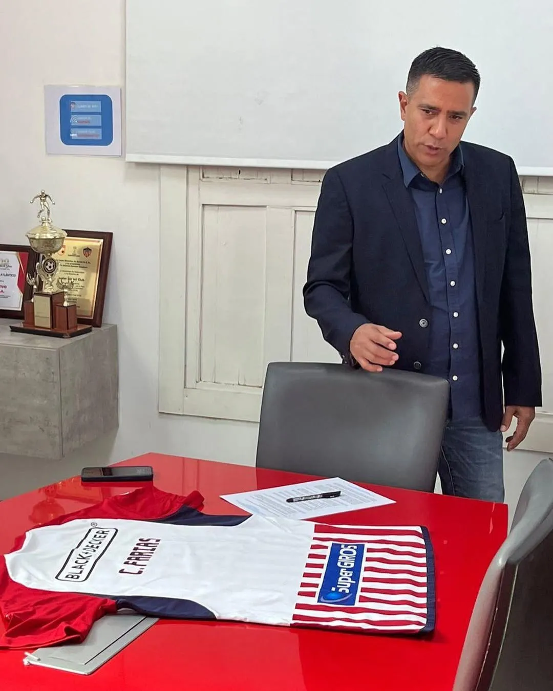 Farías estalló contra un reportero