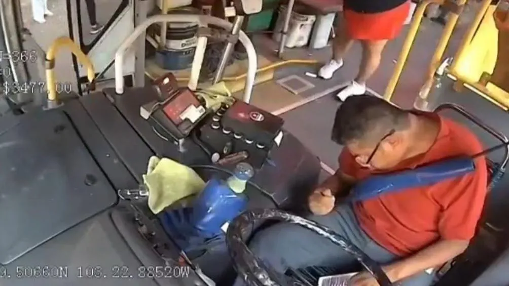 El agresor, en un arranque de ira, comienza golpeando al conductor con una patada, utilizando botas con casquillo/Redes Sociales