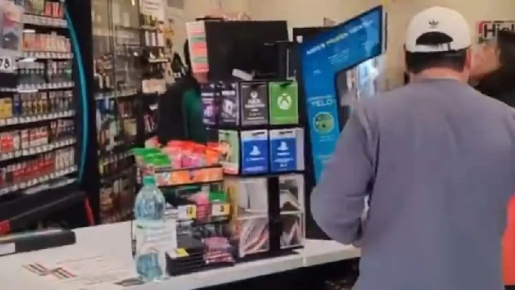 Al final de video se ve cuando el hombre también insulta a una clienta/X