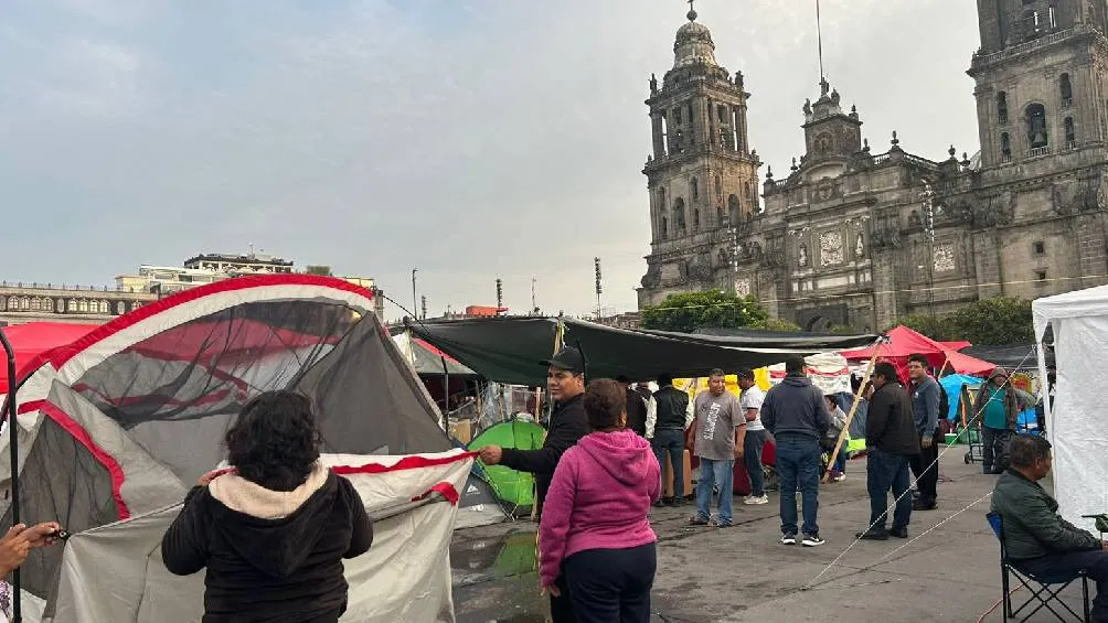 El sábado los maestros habían dicho que levantarían su plantón/X