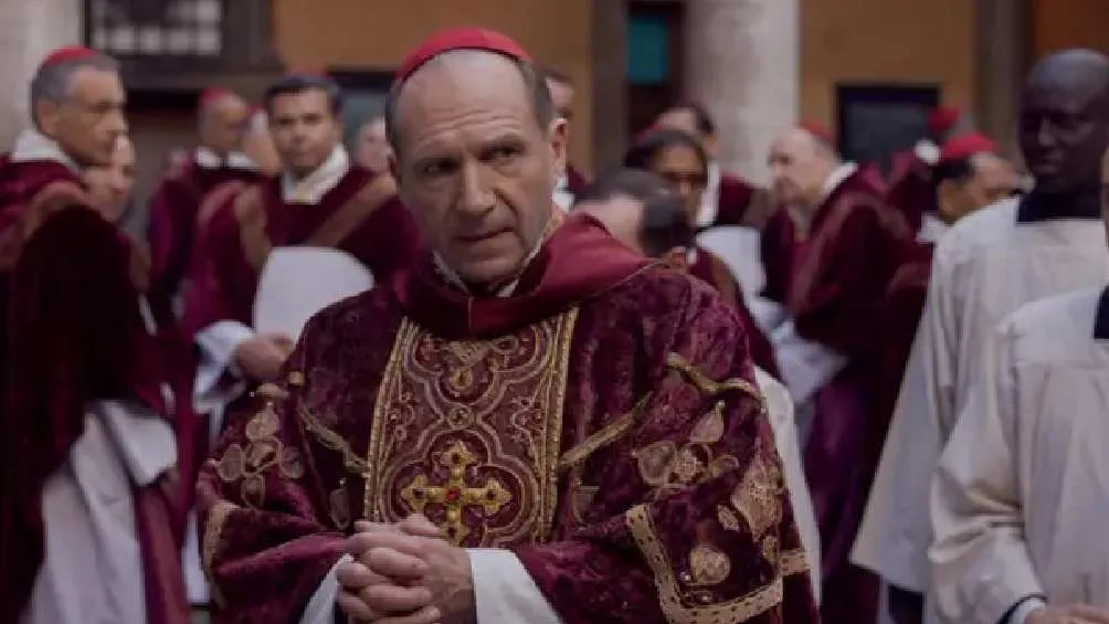 La película es protagonizada por Ralph Fiennes haciendo el papel del cardenal Thomas Lawrence/X