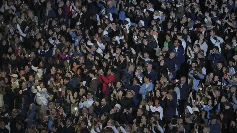 Miles de personas se quedaron con las ganas de escuchar la frase &quot;Habemus papa&quot;/AP