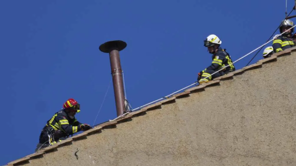 Saldrá humo blanco de esa chimenea cuando hayan elegido al papa/AP