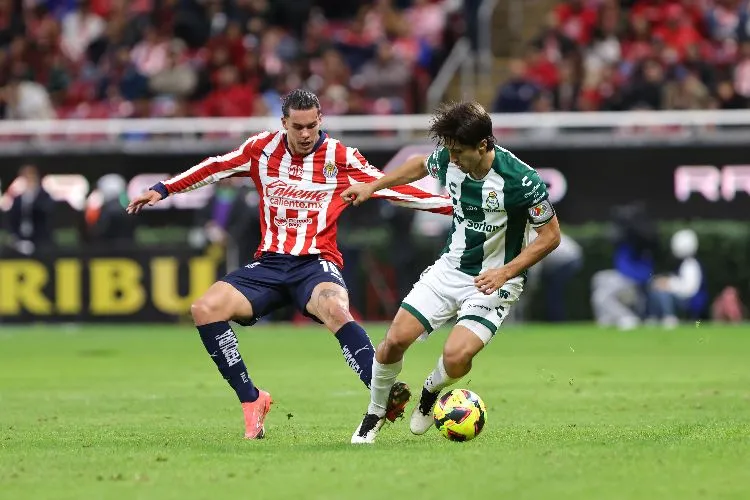 Cowell en el partido de la J1 vs Santos