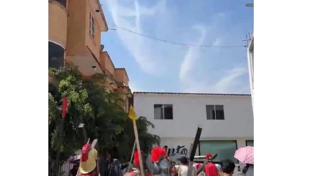 Siguen rondando más imágenes de la supuesta cruz del cielo/X
