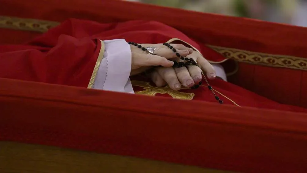 En sus manos, el papa Francisco llevaba un rosario negro/AP