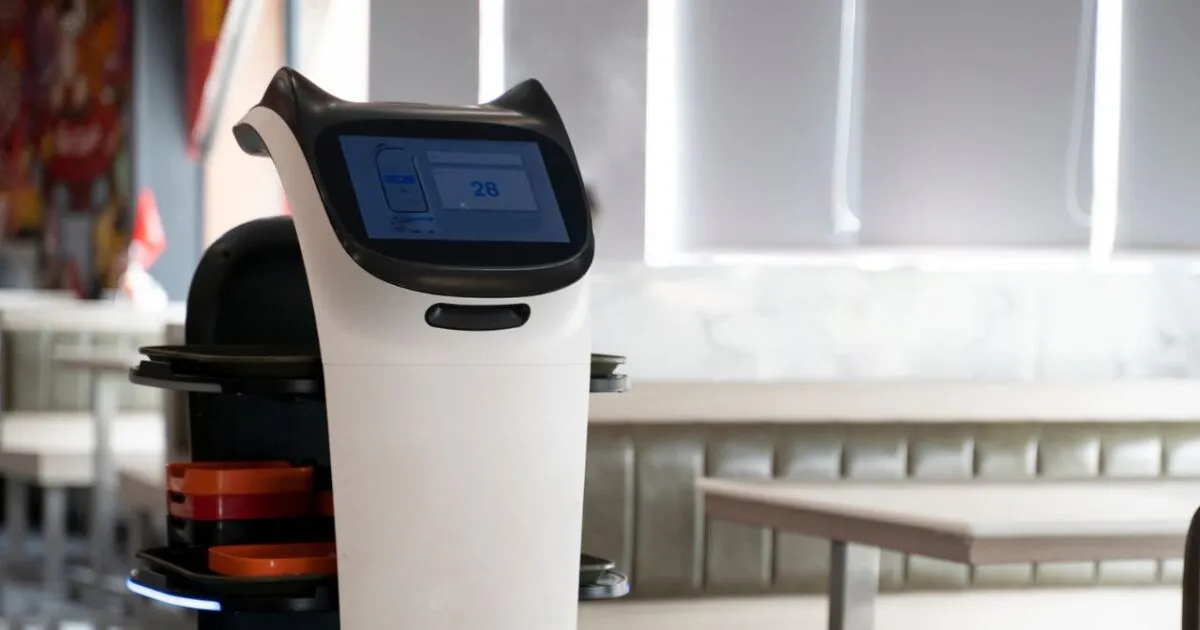 Robots meseros en restaurante de Veracruz / ADN40