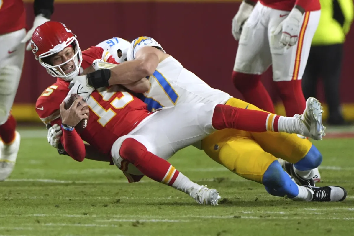 Bosa ante Mahomes | AP