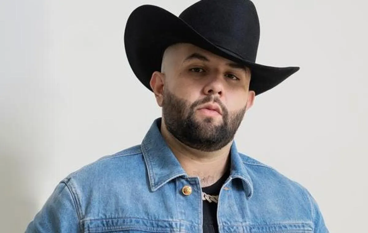 El cantante Carín León esta nominado en los Grammys / Forbes