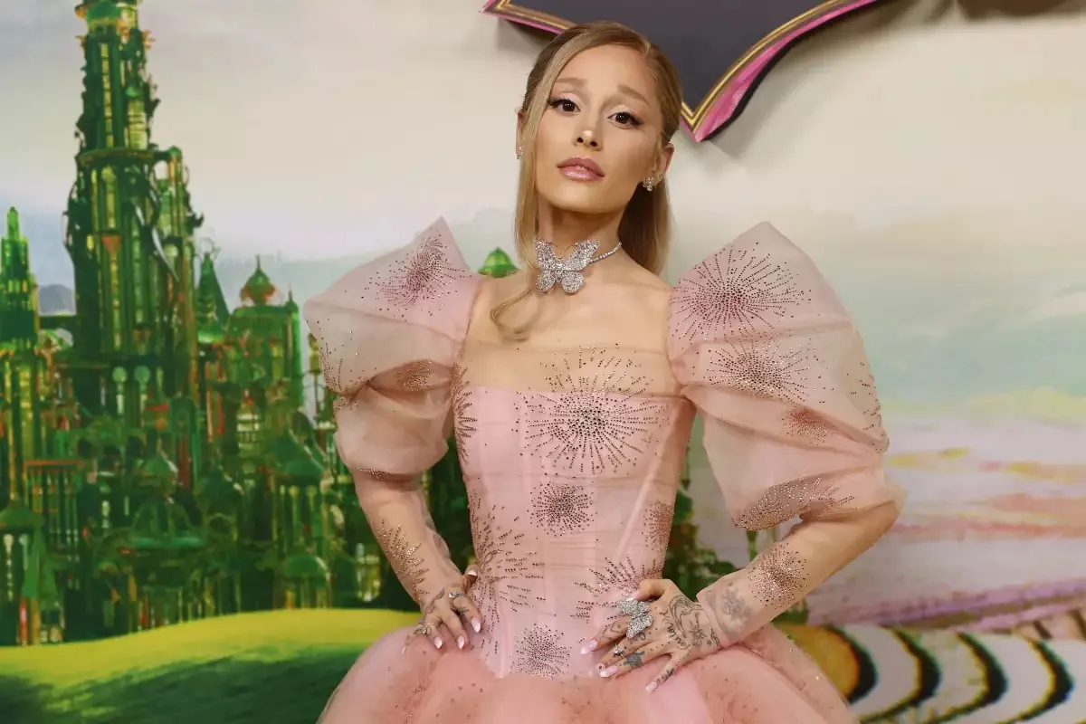 Ariana Grande en una alfombra de Wicked / Elle