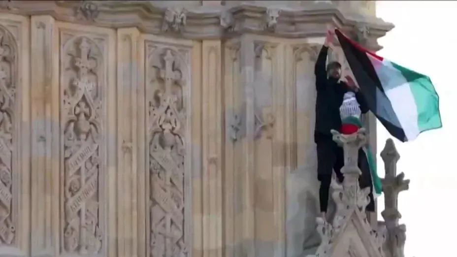 El hombre alzó la bandera de Palestina en la cima del Big Beng / Redes Sociales