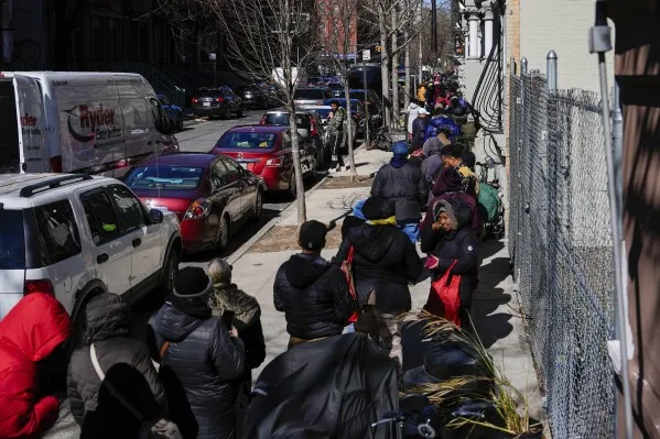 Fila de rejas de huevos en Queens, NY / AP