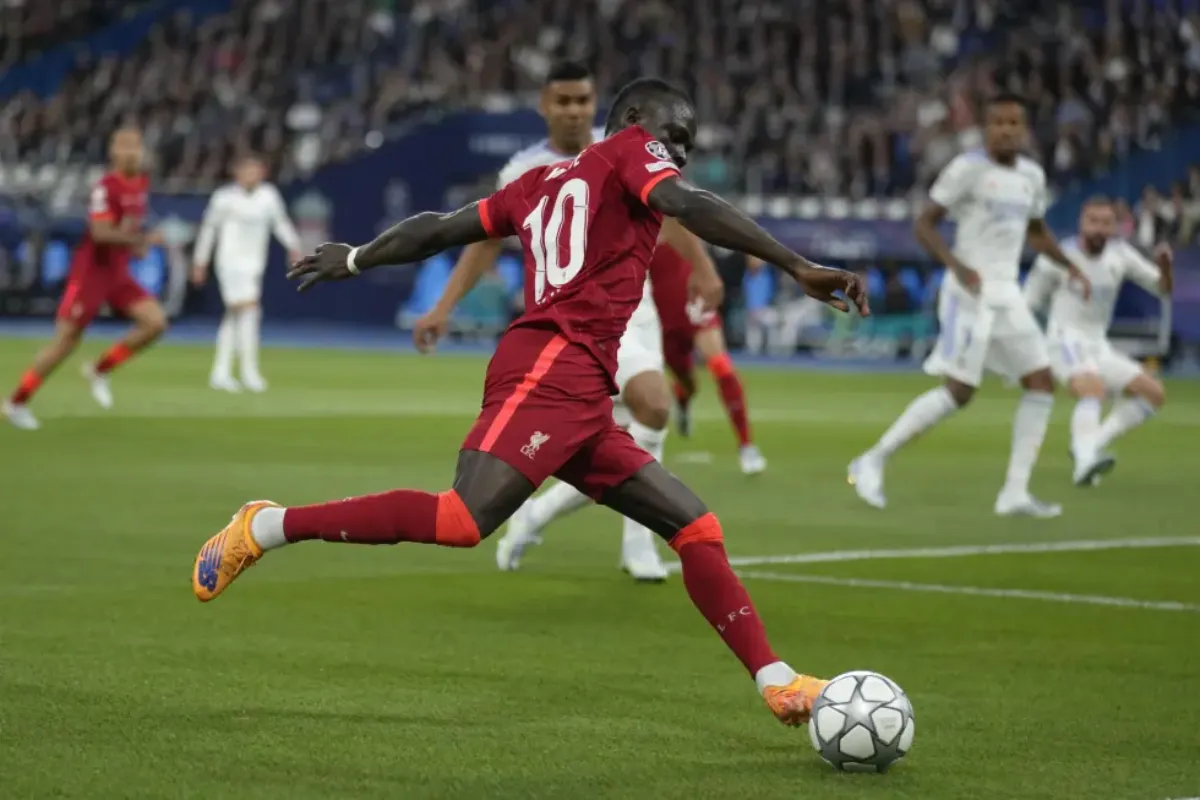 Sadio Mané durante la final que pito Turpin | AP