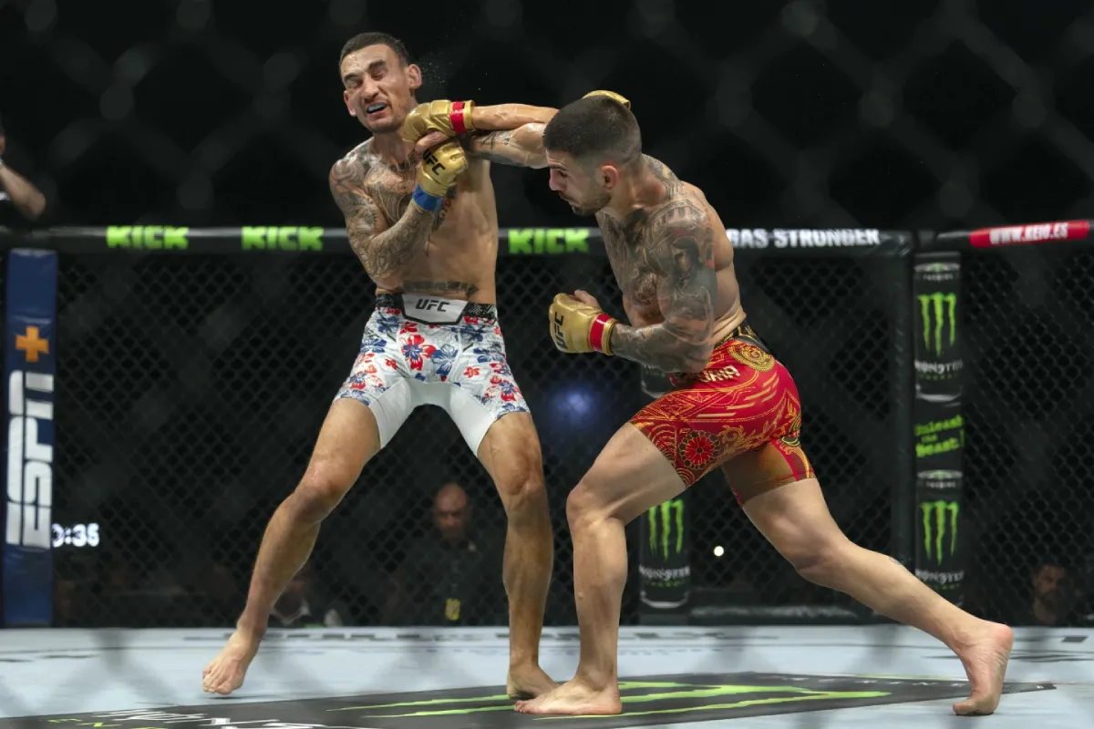 Pelea entre Topuria y Holloway | AP