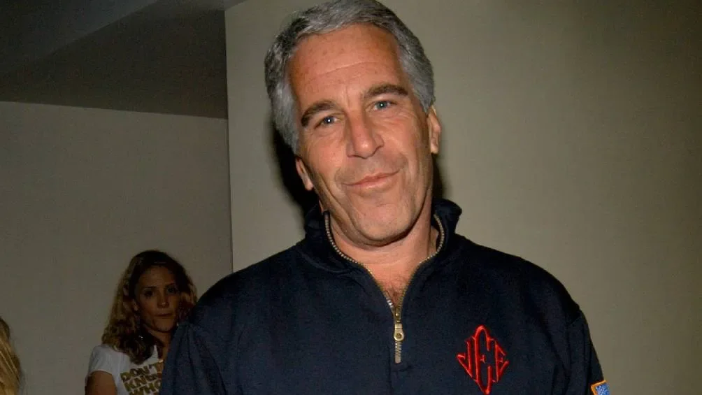 Jeffrey Epstein fue condenado por tener una red de prostitución de menores/X