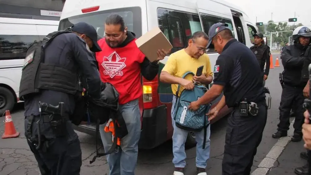 Los revisiones son únicamente a pasajeros hombres/X