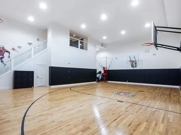 Cancha deportiva dentro de la mansión