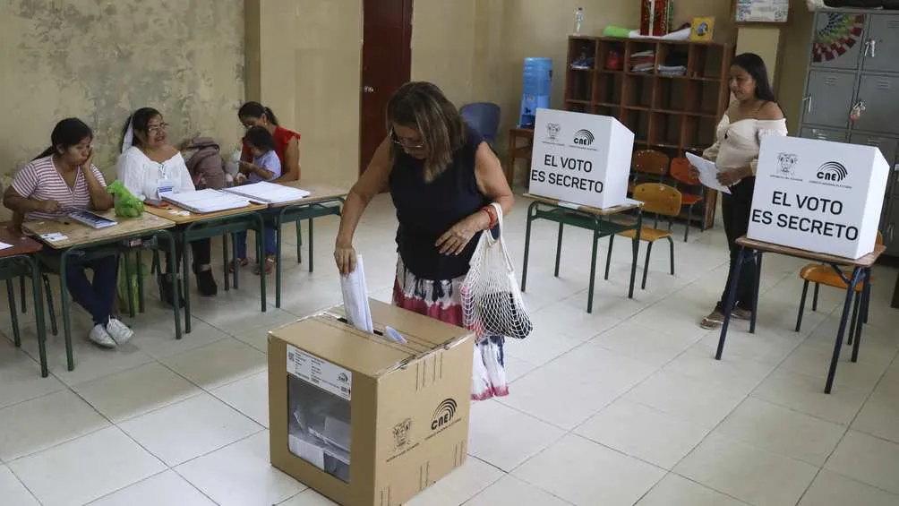Los ecuatorianos salieron a votar para elegir a su Presidente/AP