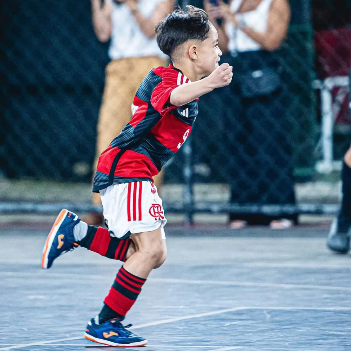 Enrico Almeida en celebración de gol