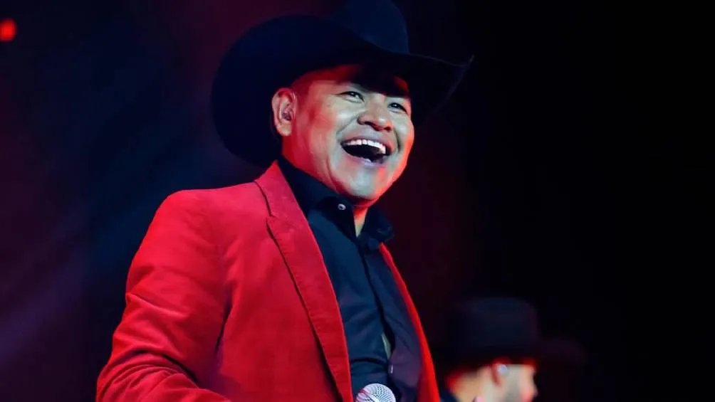 A la par de la música, Erasmo prueba suerte en la política mexicana/X