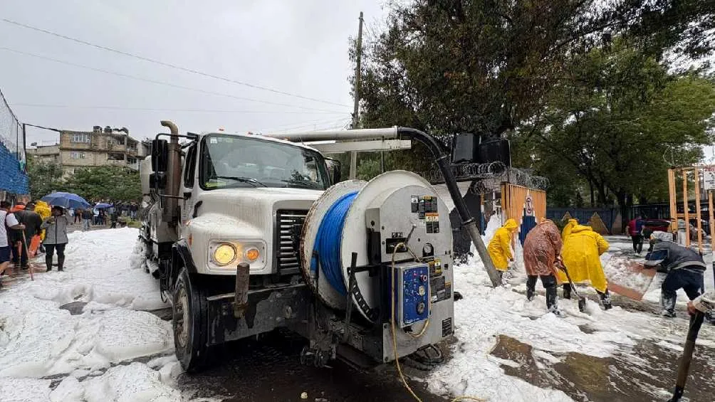 Maquinaria llegó hasta el lugar para limpiar las calles de Naucalpan/X
