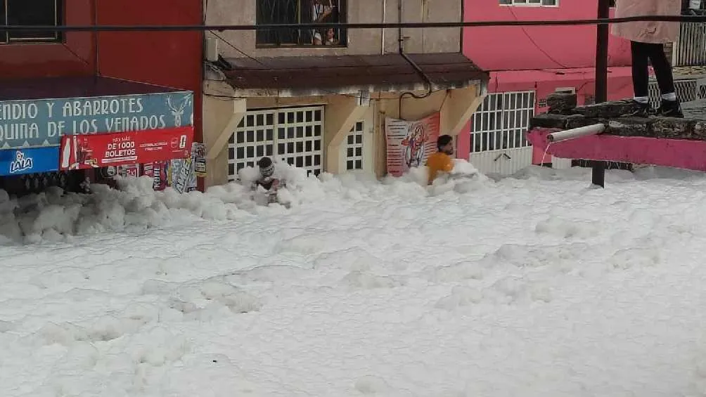 La espuma cubrió varias calles de la colonia San Rafael Chamapa/X