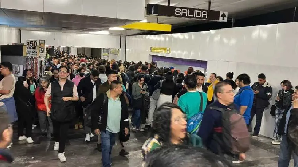 La aglomeración de usuarios llegó hasta los pasillos de la estación/X