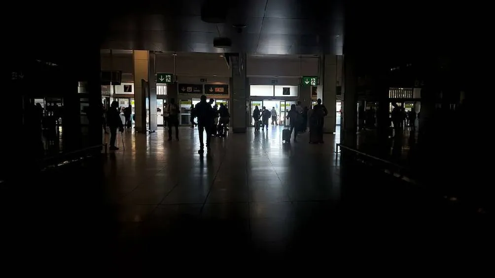 Los medios de transporte público colapsaron ante la falta de luz/X