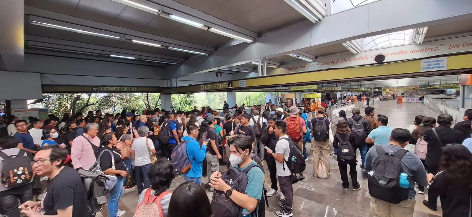 La largas filas rebasaban las escaleras esperando un metro / Foto Especial