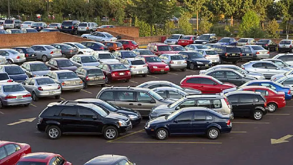 Varios automovilistas prefieren aparcar en la calle que en un estacionamiento/Pixabay