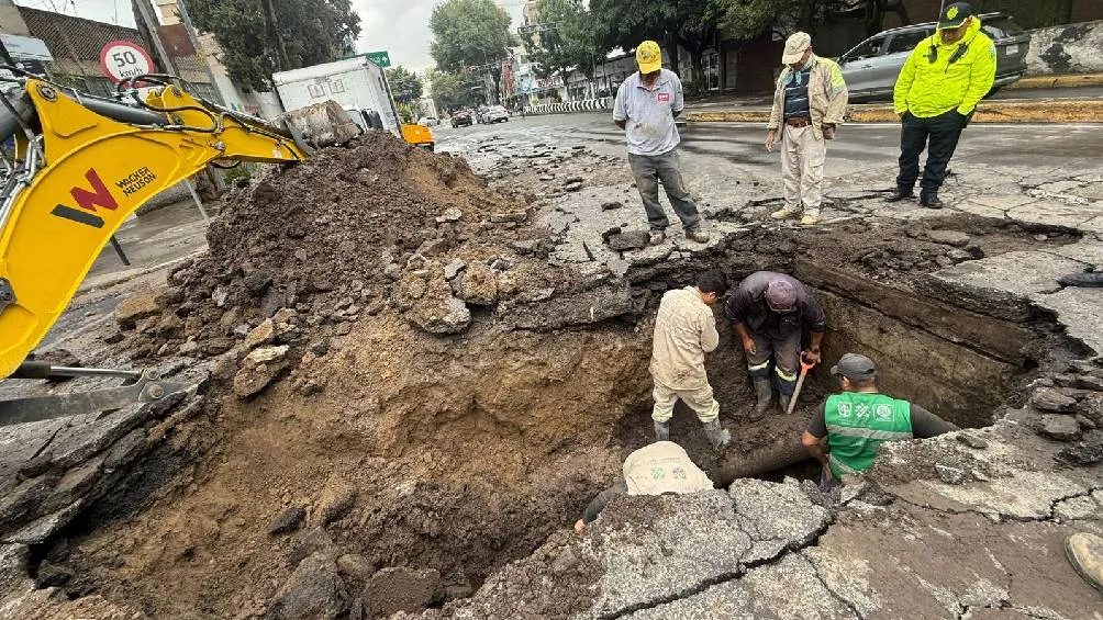 El incidente ocurrió debido a un problema en la vía pública que afectó la infraestructura hídrica. / X:@SEGIAGUA