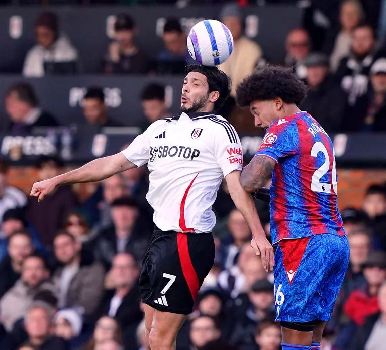 Jiménez disputa el balón