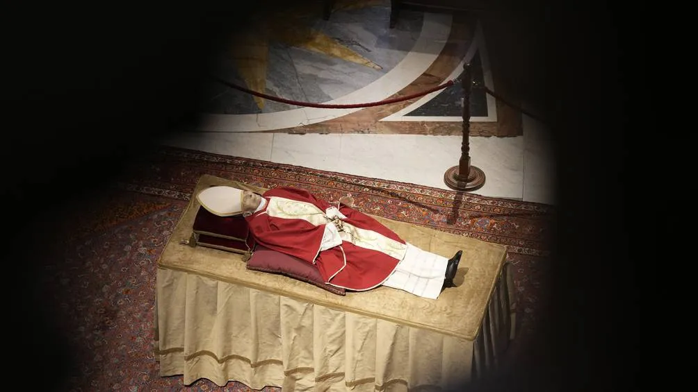La tradición católica señala que el cuerpo del papa será expuesto al público/AP