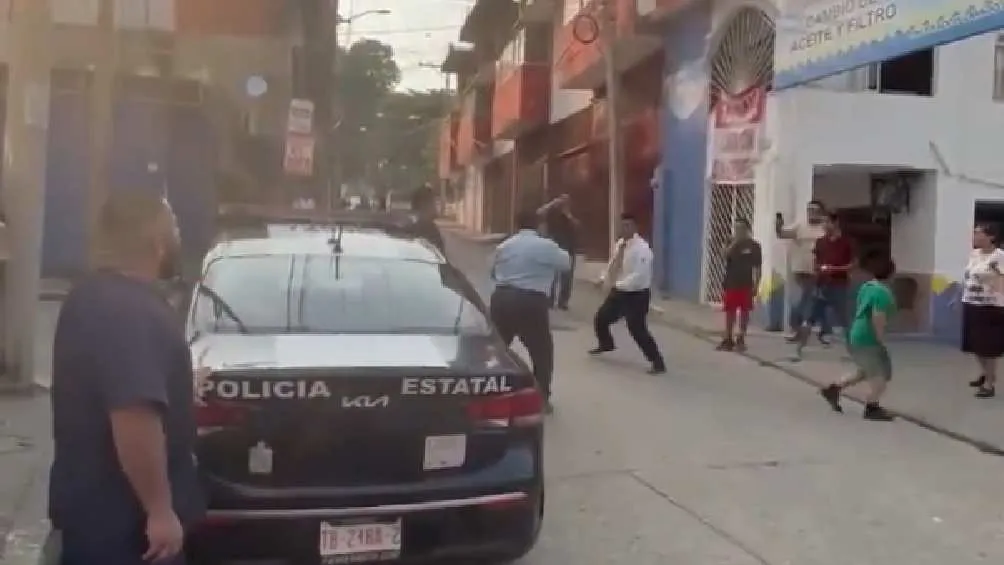 La policía fue testigo de la pelea y no hizo nada al inicio/X