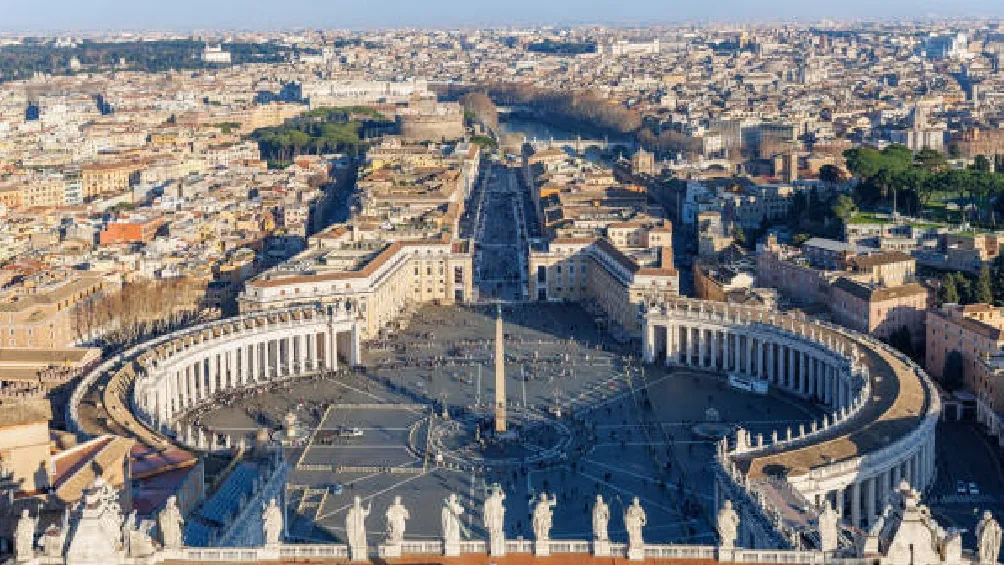 Durante el cónclave de 2013, una gaviota blanca se posó sobre la chimenea de la Capilla Sixtina, justo antes de que la fumata blanca anunciara la elección del Papa Francisco/iStock