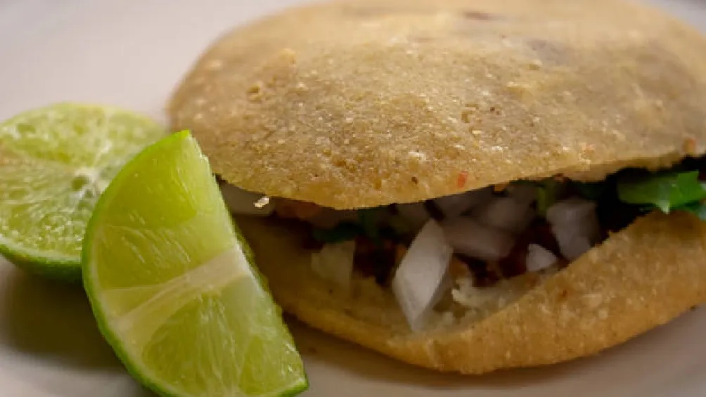 La garnacha, ese antojito crujiente y lleno de sabor, forma parte esencial de la gastronomía popular en México, especialmente en regiones como Veracruz y Oaxaca/iStock