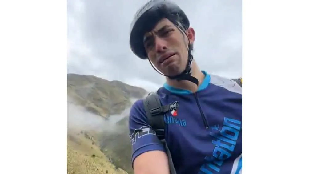 El joven corre peligro de perder dos dedos de la mano/X