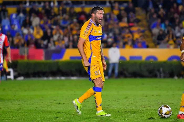 Gignac festeja un gol