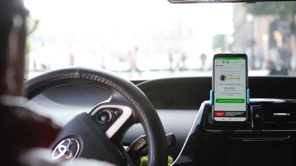 El hijo del actor mantiene a su familia de lo que gana como chófer de taxista por aplicación/Pixabay