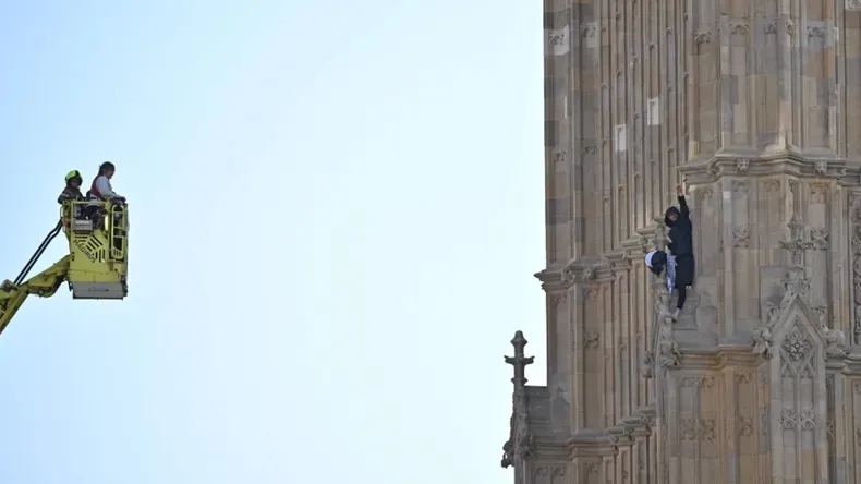 La Policía Metropolitana de Londres atendió el llamado de emergencia para salvaguardar la seguridad del manifestante / Redes Sociales