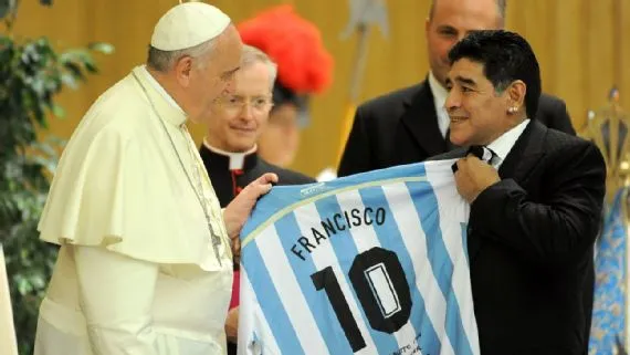 El Papa lamentó el camino que tomó la vida de Maradona