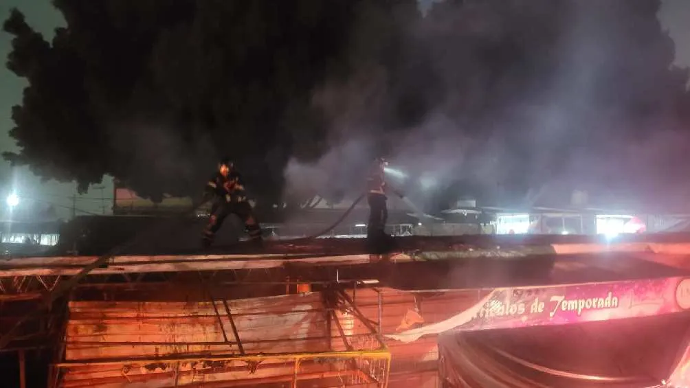 Eñ incendio en la colonia Centro arrasó con puestos de un mercado en la calle Del Carmen/X