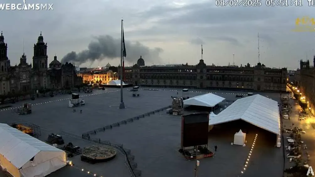 La columna de humo por este incendio se pudo ver desde diferentes puntos/X