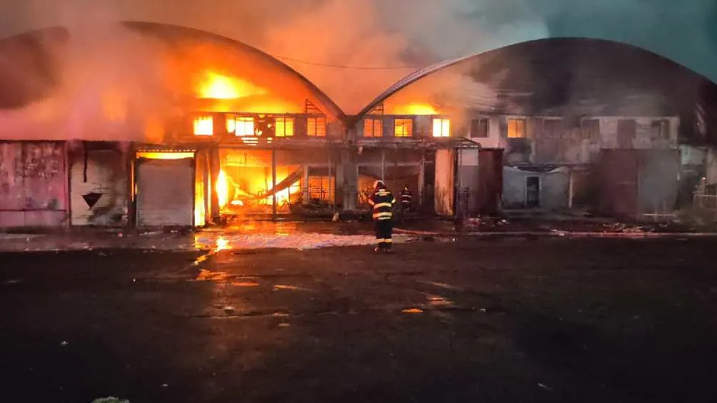 Hasta el lugar llegaron cuerpos de emergencia para auxiliar a los afectados/X