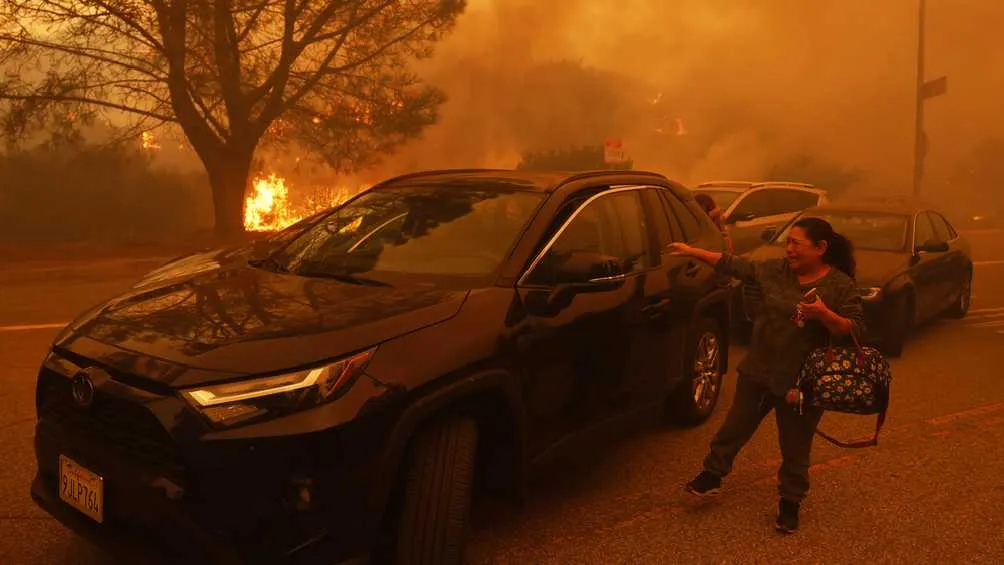 Las personas intentaron escapar en sus autos o incluso a pie/AP