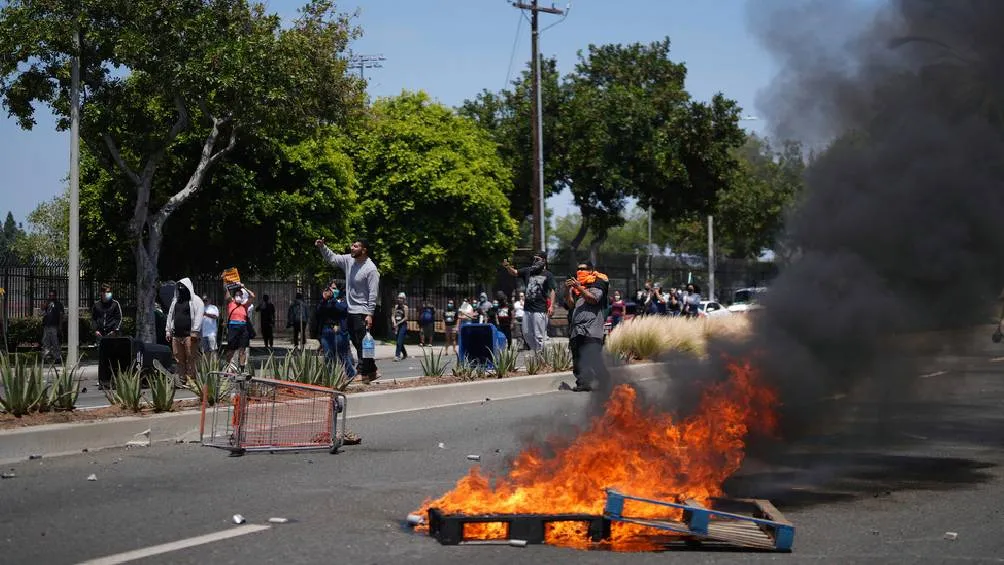 Inmigrantes se manifiestan en L.A. por redadas del ICE/AP